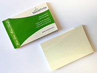 Etiketten im Visitenkarten-Format mit bedruckter Vorderseite (oben) und geschlitzter Trägerfolie (unten)